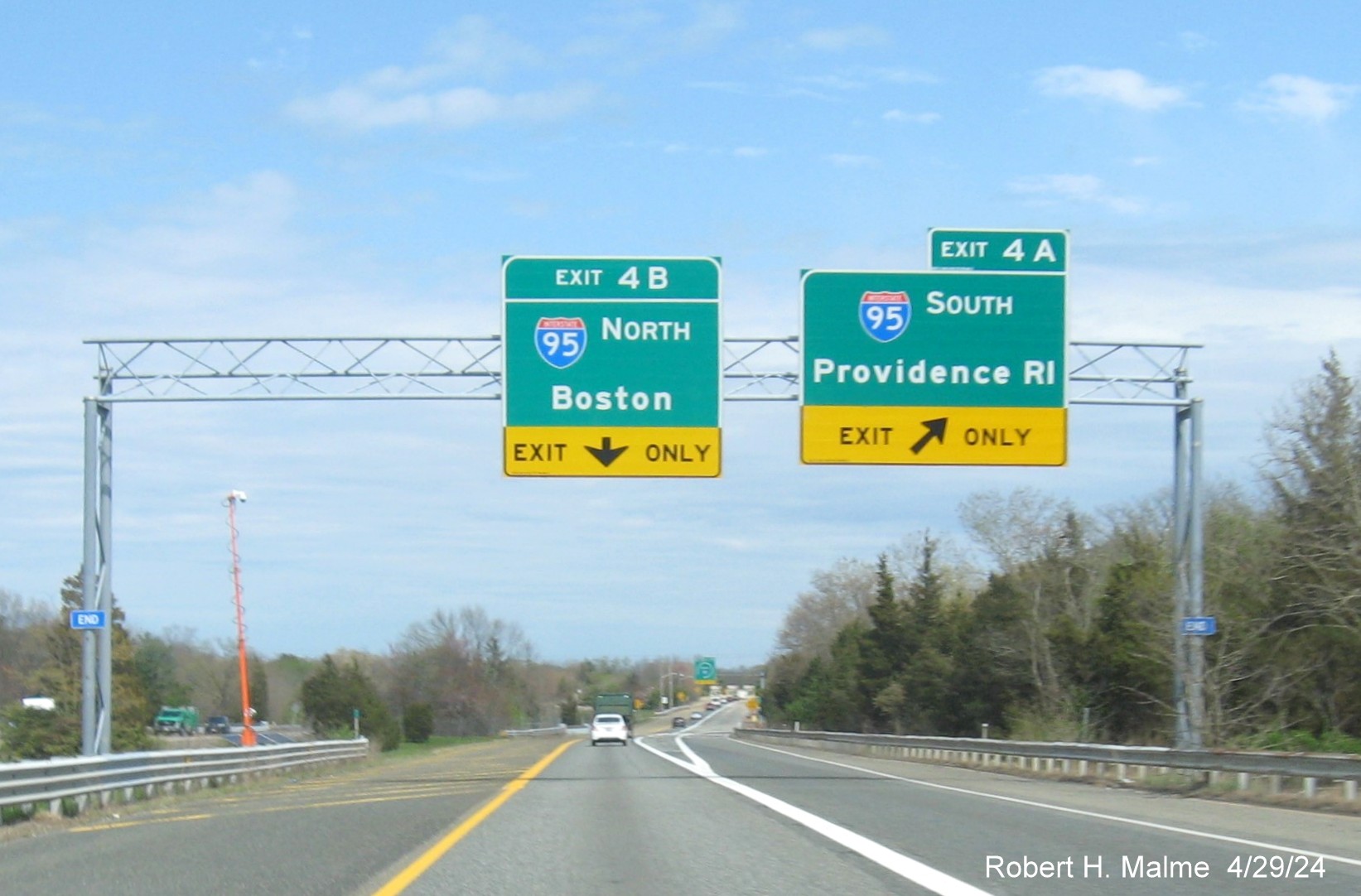 Image of recently placed overhead signage at ramp for I-95 South exit on I-295 North in Attleboro, April 2024