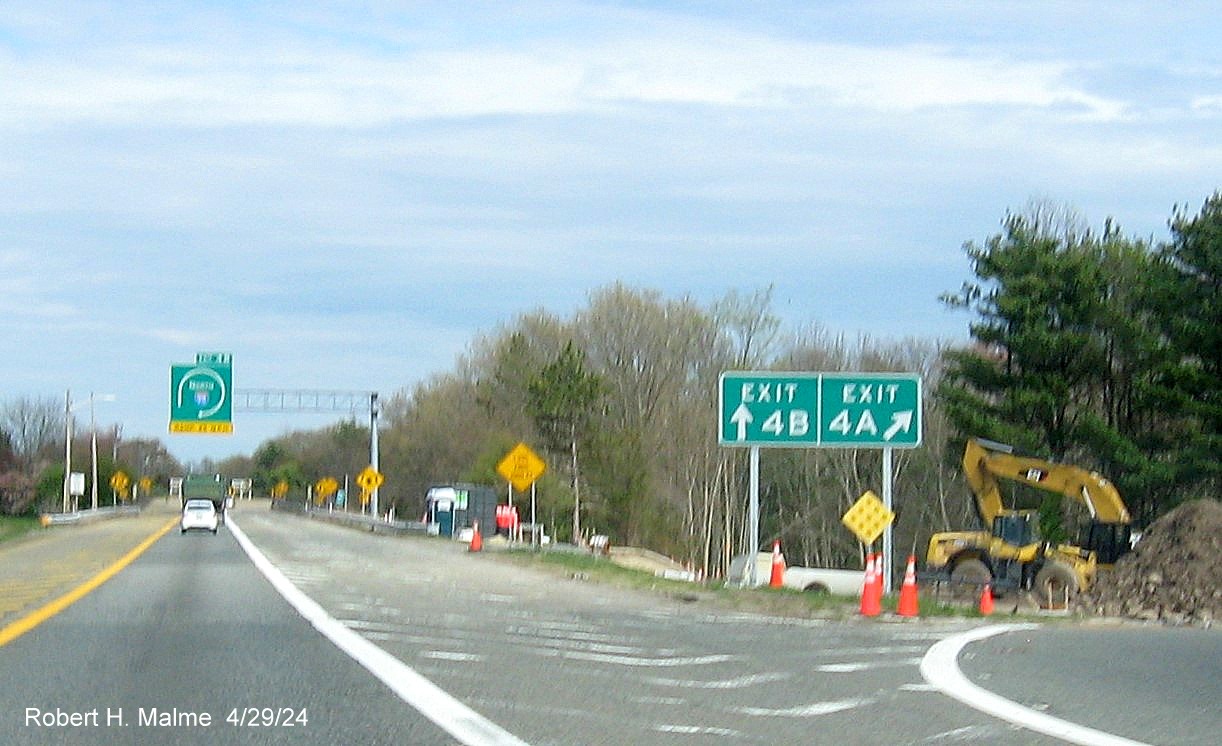 Image of recently placed gore signs  at the I-95 South exit on I-295 North in Attleboro, April 2024