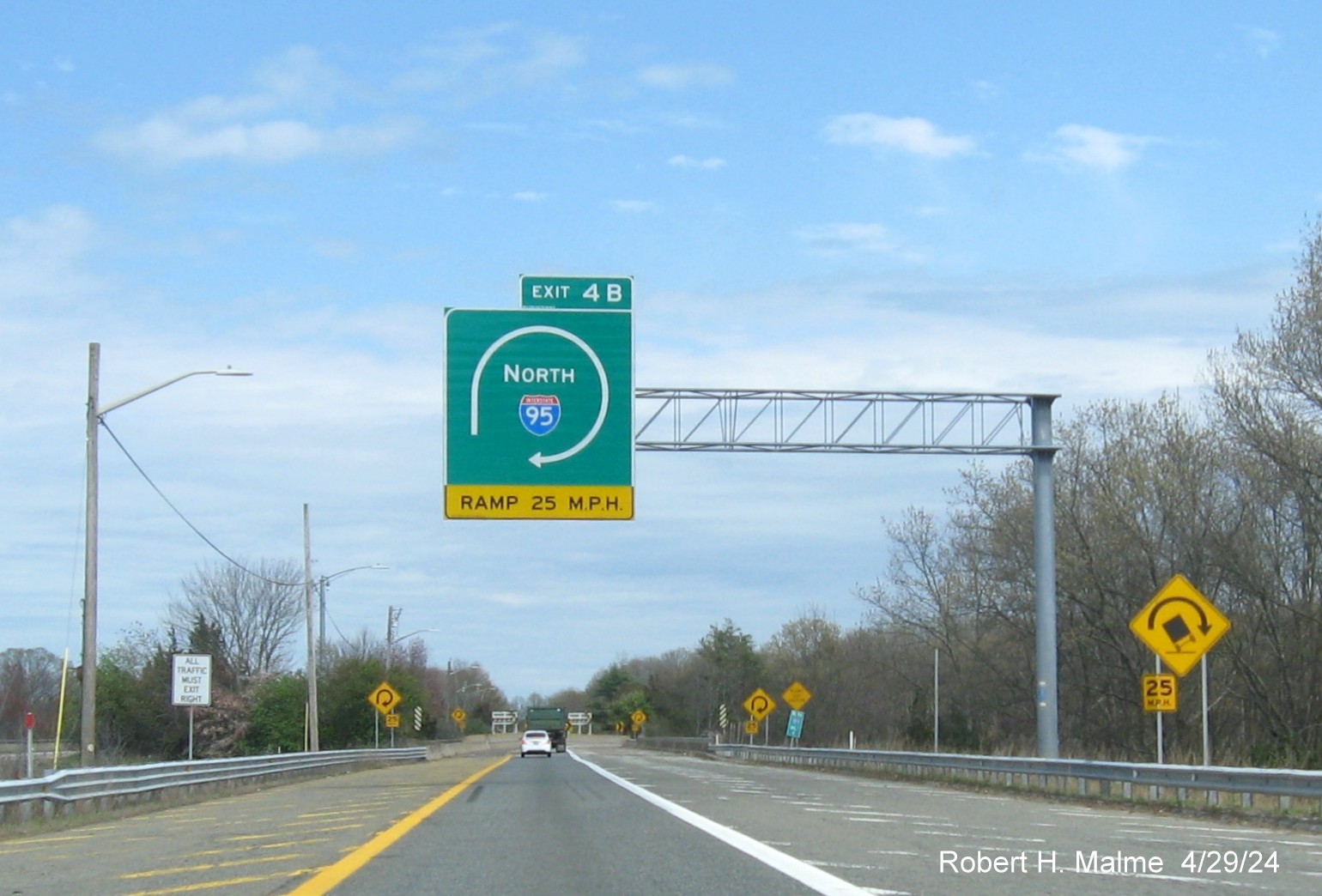 Image of recently placed ramp warning sign for I-95 North exit at end of I-295 North in Attleboro, April 2024