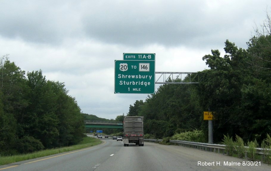Image of 1 mile advance sign for US 20 to MA 146 exits with new milepost based exit numbers and yellow Old Exits 6 A-B advisory sign on support on I-395 North in Oxford, August 2021