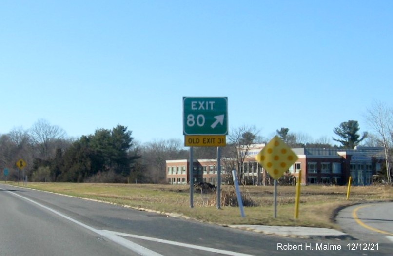 Image of newly placed gore sign for MA 119 exit on I-495 North in Littleton, December 2021
