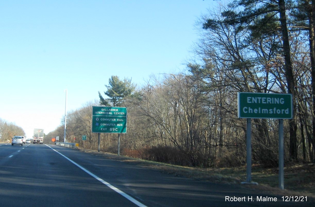 Image of newly placed auxiliary sign for Lowell Connector exit on I-495 North in Chelmsford, December 2021