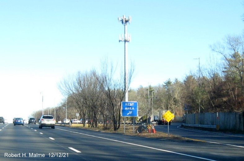 Image of recently placed gore sign for Rest Area on I-495 North in Chelmsford, December 2021