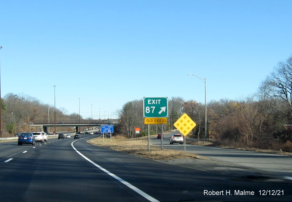 Image of newly placed gore sign for MA 4 exit on I-495 North in Chelmsford, December 2021