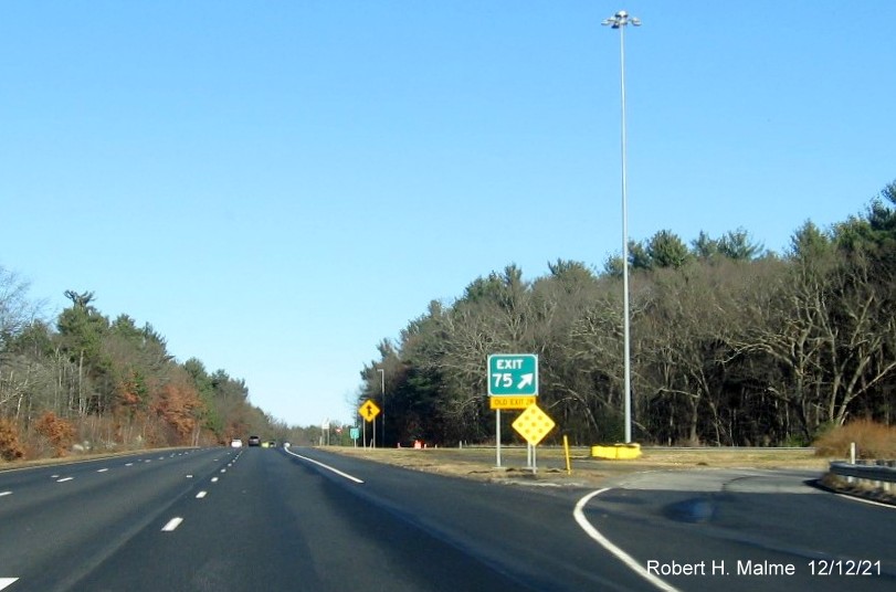 Image of newly placed gore sign for the MA 111 exit on I-495 North in Harvard, December 2021