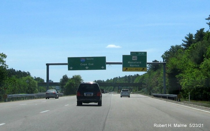 Image of overhead C/D ramp sign for MA 140 exits with new milepost based exit numbers on I-495 South in Mansfield, May 2021