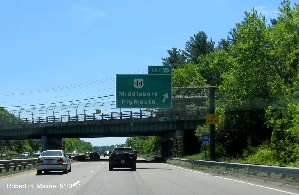 Image of overhead ramp sign for US 44 exit with new milepost based exit numbers and yellow Old Exit 6 advisory sign on support on I-495 South in Middleboro, May 2021