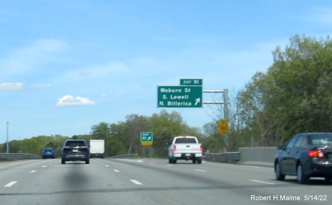 Image of recently placed overhead ramp sign for Woburn Street exit on I-495 North in Lowell, May 2022