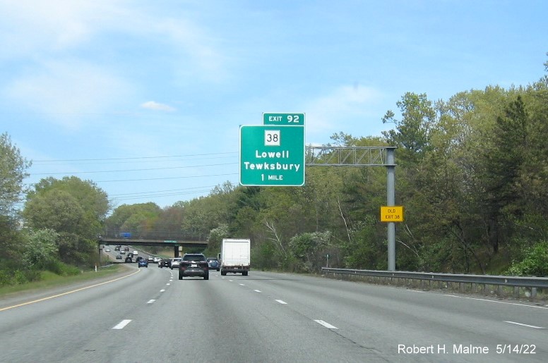 Image of newly placed 1 Mile advance overhead sign for MA 38 exit on I-495 North in Tewksbury, May 2022