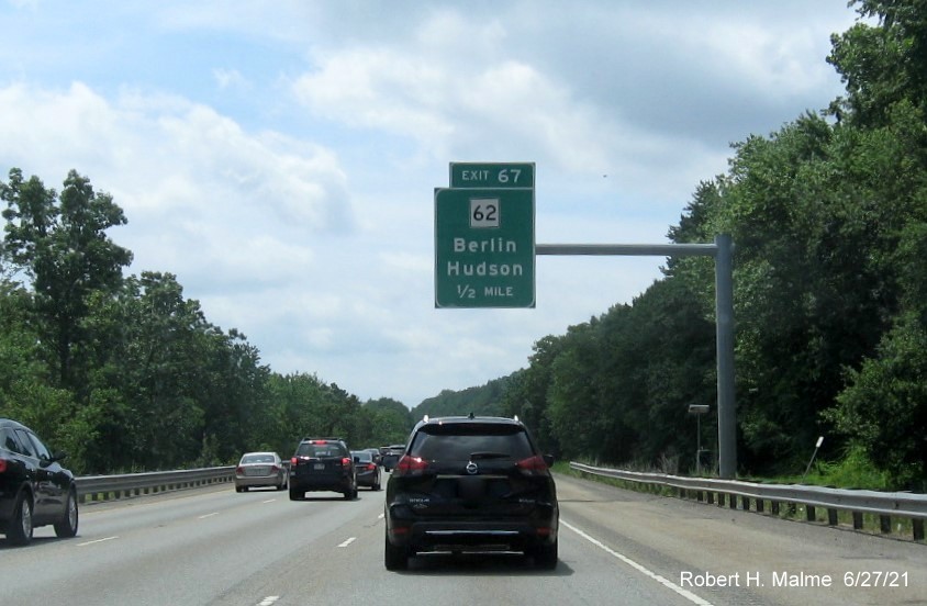 Image of 1/2 mile advance overhead sign for MA 62 exit with new milepost based exit number on I-495 South in Hudson, June 2021