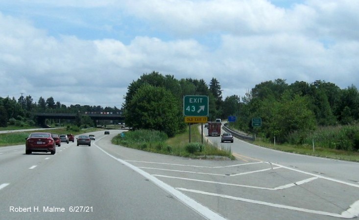 Image of gore sign for MA 140 exit with new milepost based exit number and yellow Old Exit 17 sign attached below on I-495 South in Franklin, June 2021