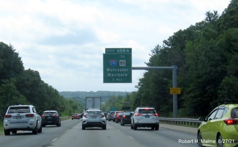 Image of 1 mile advance sign for I-290/To MA 85 exits with new milepost based exit numbers and yellow Old Exits 25 B-A advisory sign on support on I-495 South in Marlboro, June 2021