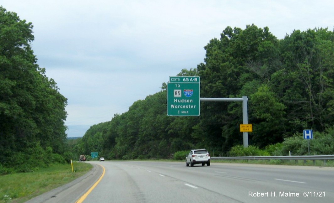 Image of 1 Mile advance overhead sign for To MA 85/I-290 West exits with new milepost based exit numbers on I-495 North in Marlborough, June 2021
