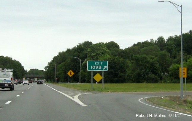 Image of gore sign for MA 125 North exit with new milepost based exit number but no yellow Old Exit 51B sign below on I-495 North in Haverhill, June 2021