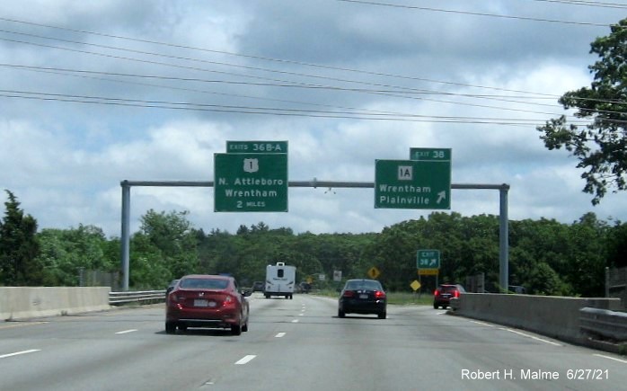 Image of overhead signage at ramp for MA 1A exit with new milepost based exit numbers on I-495 South in Wrentham, June 2021