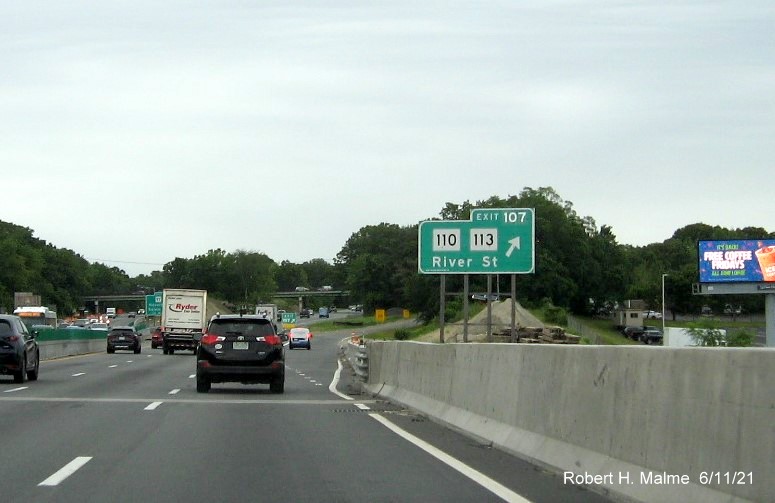 Image of temporary exit sign for MA 110/113 exit with new milepost based exit number on I-495 North in Haverhill, June 2021