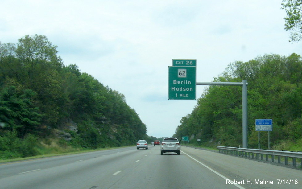 Image of newly placed 1-mile advance sign for MA 62 exit on I-495 North in Hudson in July 2018