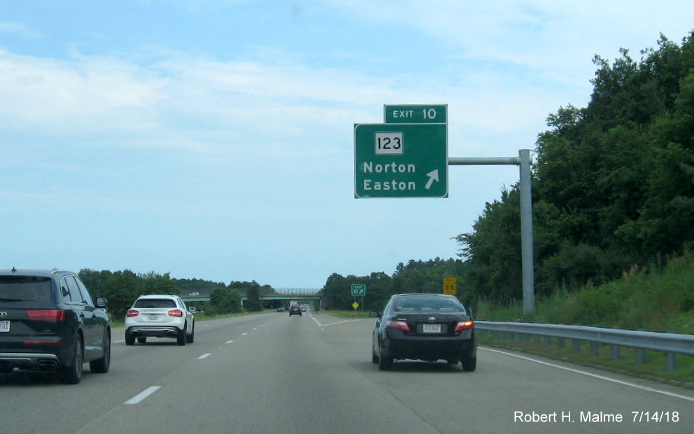 Image of recently placed ramp and gore signs for MA 123 exit on I-495 South in Norton in July 2018