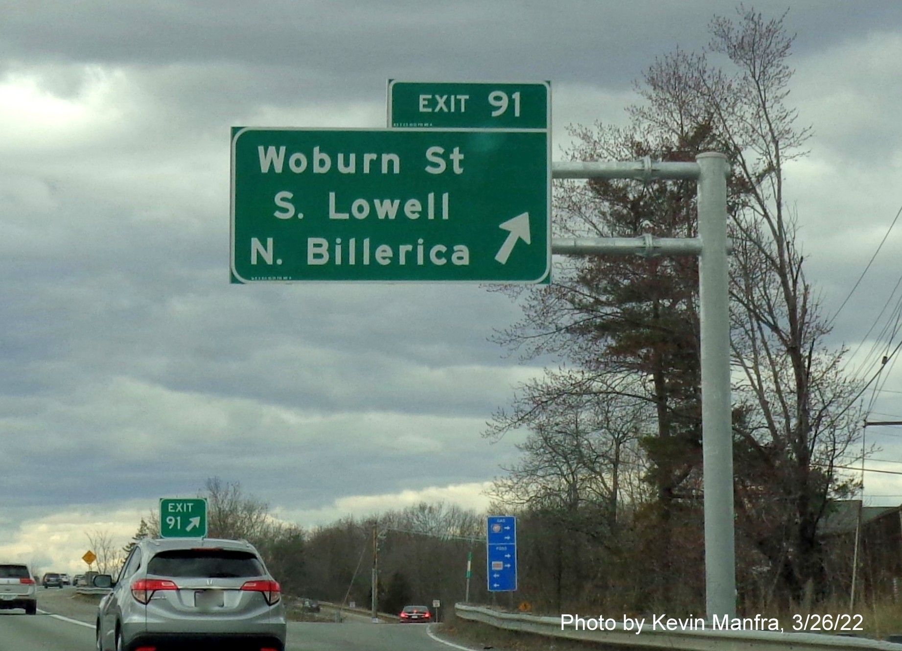 Image of recently placed overhead ramp sign for Woburn Street on I-495 South in Chelmsford, by Kevin Manfra, March 2022
