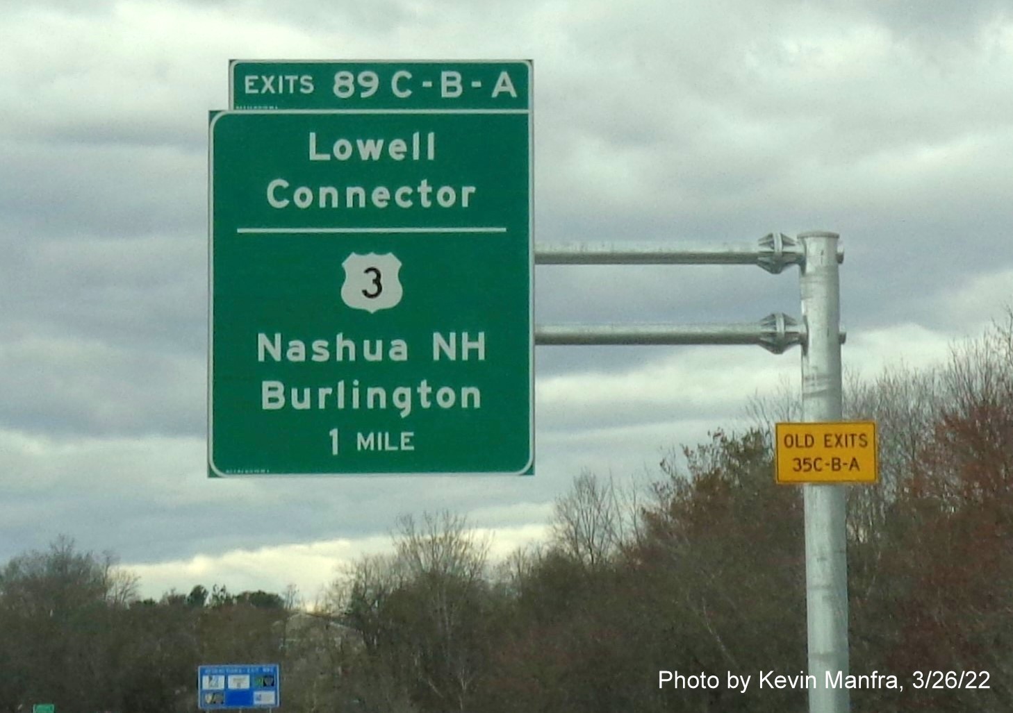 Image of recently placed new 1 mile advance overhead sign for Lowell Connector/US 3 exits on I-495 South in Chelmsford, by Kevin Manfra, March 2022