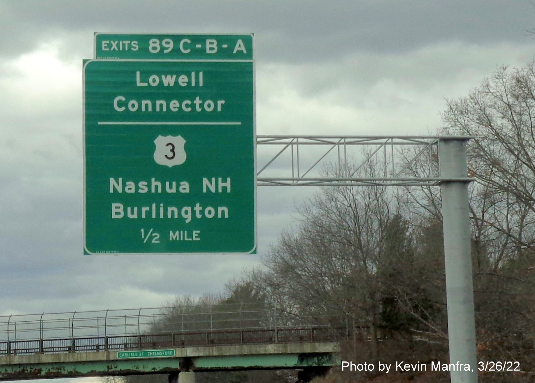 Image of recently placed new 1/2 mile advance overhead sign for Lowell Connector/US 3 exits on I-495 South in Chelmsford, by Kevin Manfra, March 2022