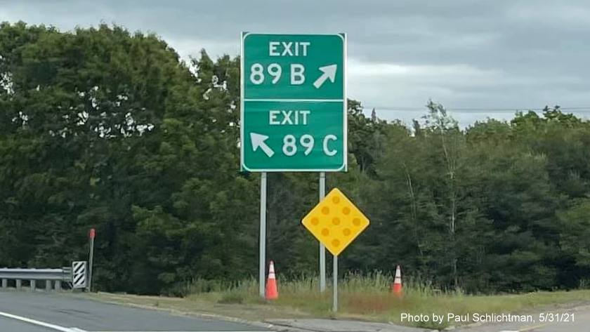 Image of stacked gore signs for US 3 North and Lowell Connector exits with new milepost based exit numbers on I-495 North in Chelmsford, by Paul Schlichtman, May 2021