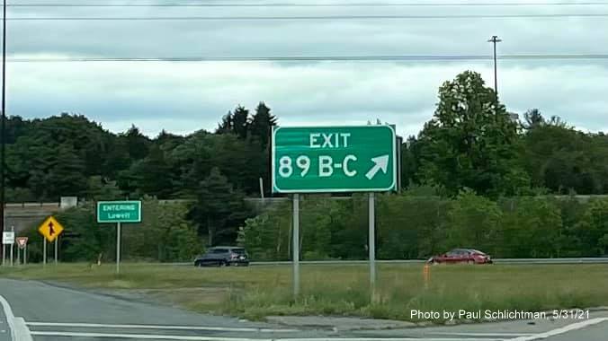 Image of gore sign for US 3 North/Lowell Connector exits with new milepost based exit numbers on C/D ramp from I-495 North in Chelmsford, by Paul Schlichtman, May 2021