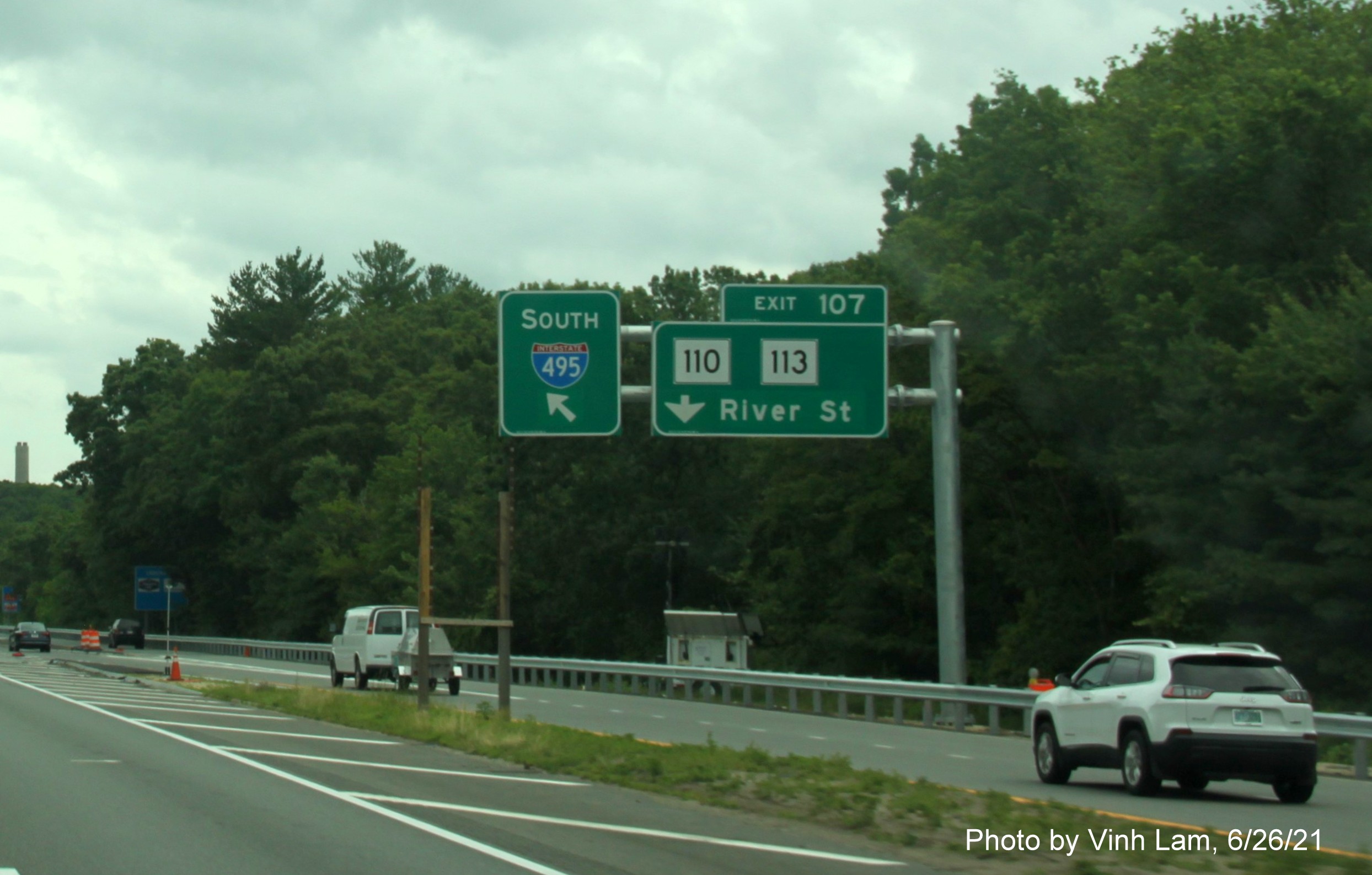 Image of overhead ramp sign on C/D lanes for MA 110/113 exit with new milepost based exit number as seen from I-495 South in Haverhill, photo by Vinh Lam, June 2021