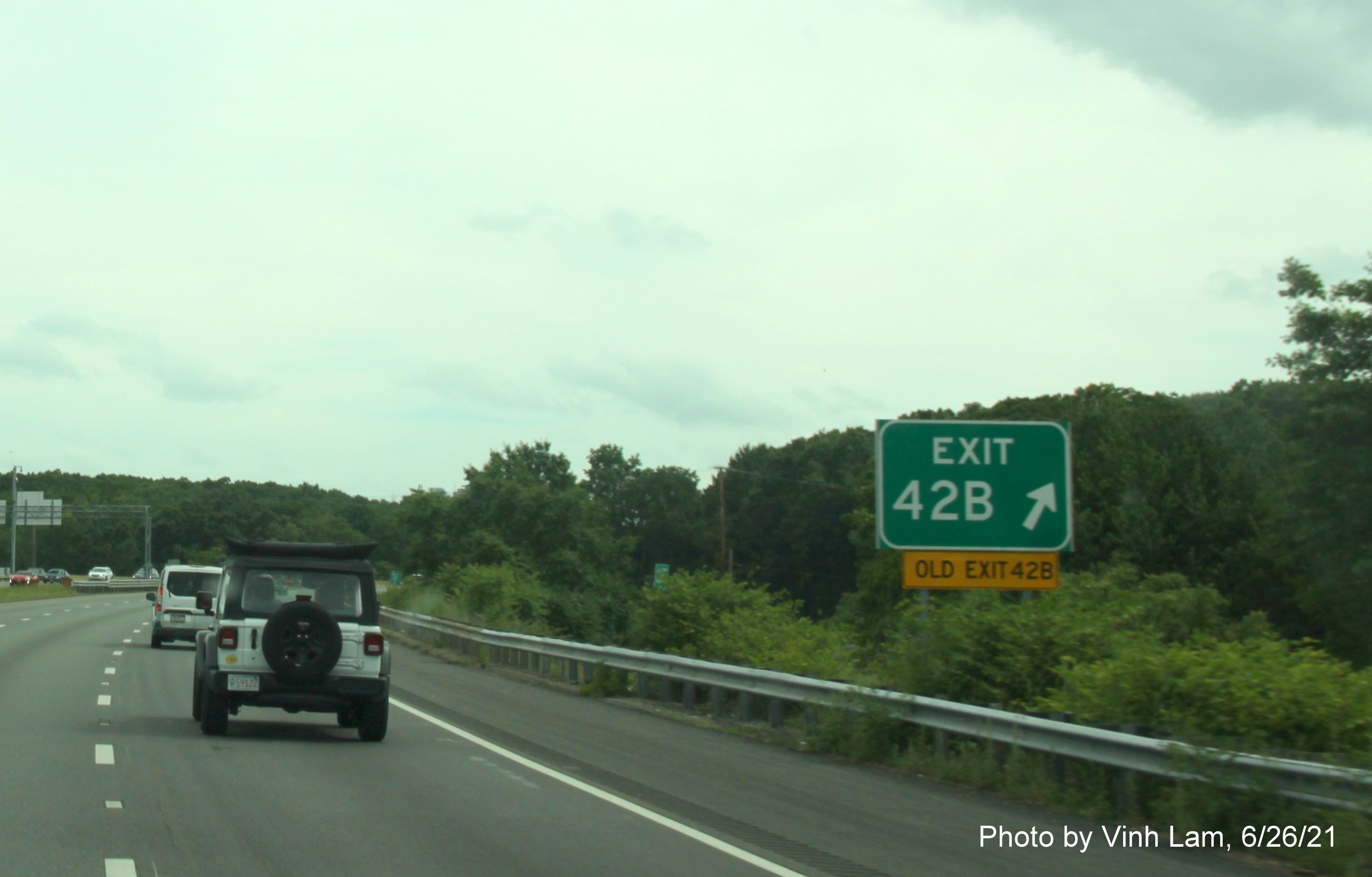 Image of gore sign for MA 114 West exit with old sequential exit number but also yellow Old Exit 42B sign attached below on I-495 South in North Andover, by Vinh Lam, June 2021