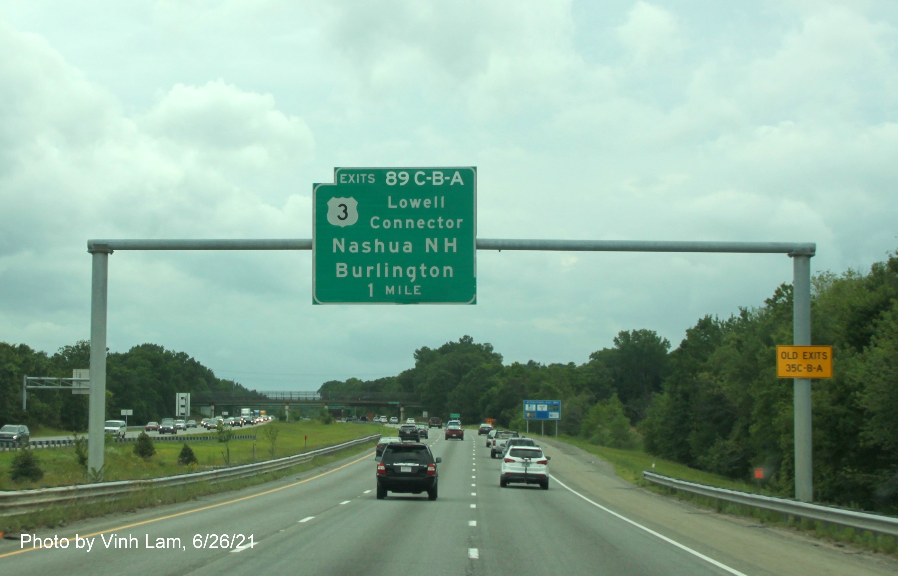 Image of 1 mile advance overhead sign for US 3/Lowell Connector exits with new milepost based exit numbers on I-495 South in Chelmsford, June 2021