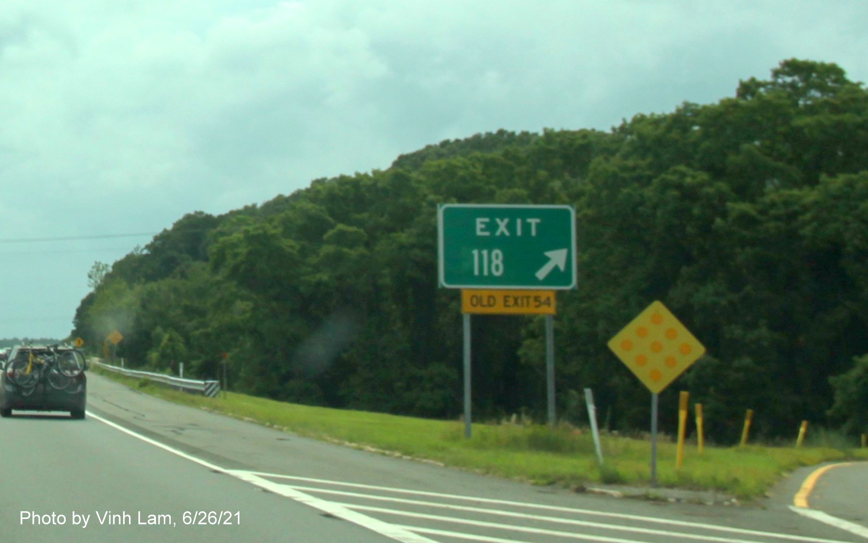 Image of gore sign for MA 150 exit with new milepost based exit number and yellow Old Exit 54 sign attached below on I-495 South in Amesbury, photo bt Vinh Lam, June 2021