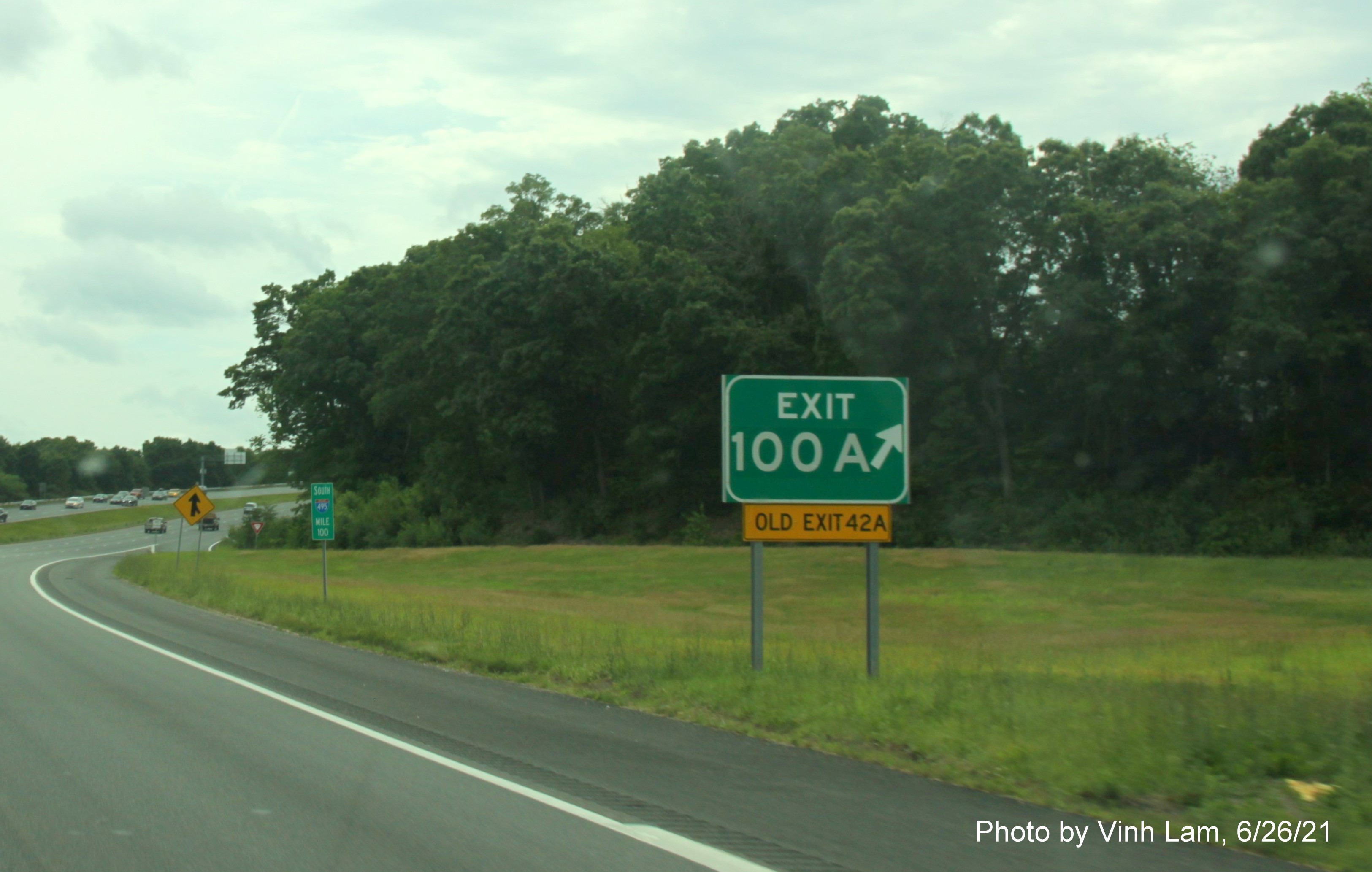 Image of gore sign for MA 114 East exit with new milepost exit number and yellow Old Exit 42A sign attached below on I-495 South in North Andover, by Vinh Lam, June 2021