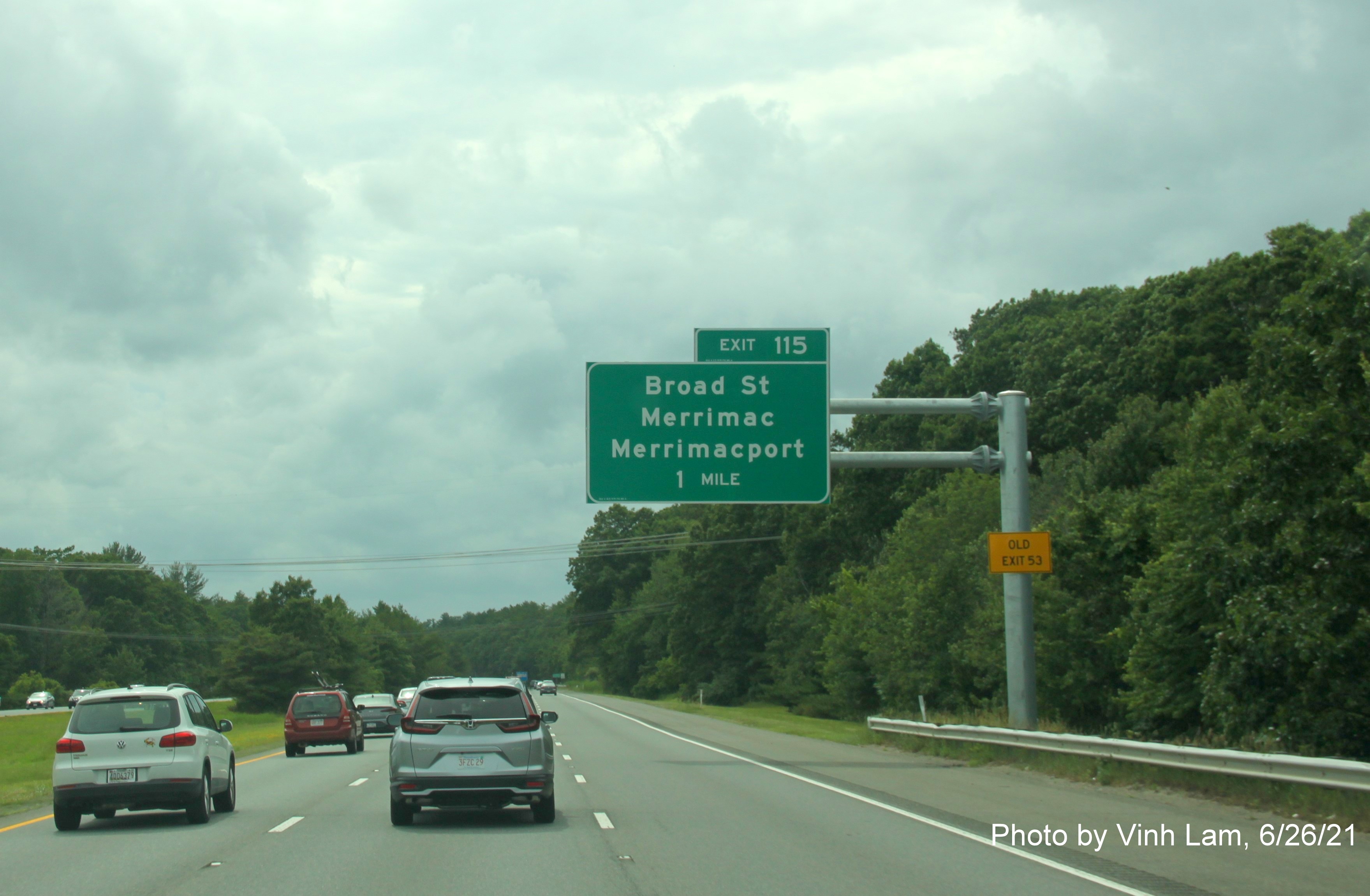 Image of 1 mile advance overhead sign for Broad Street exit with new milepost based exit number and yellow Old Exit 53 advisory sign on support on I-495 South in Amesbury, photo by Vinh Lam, June 2021