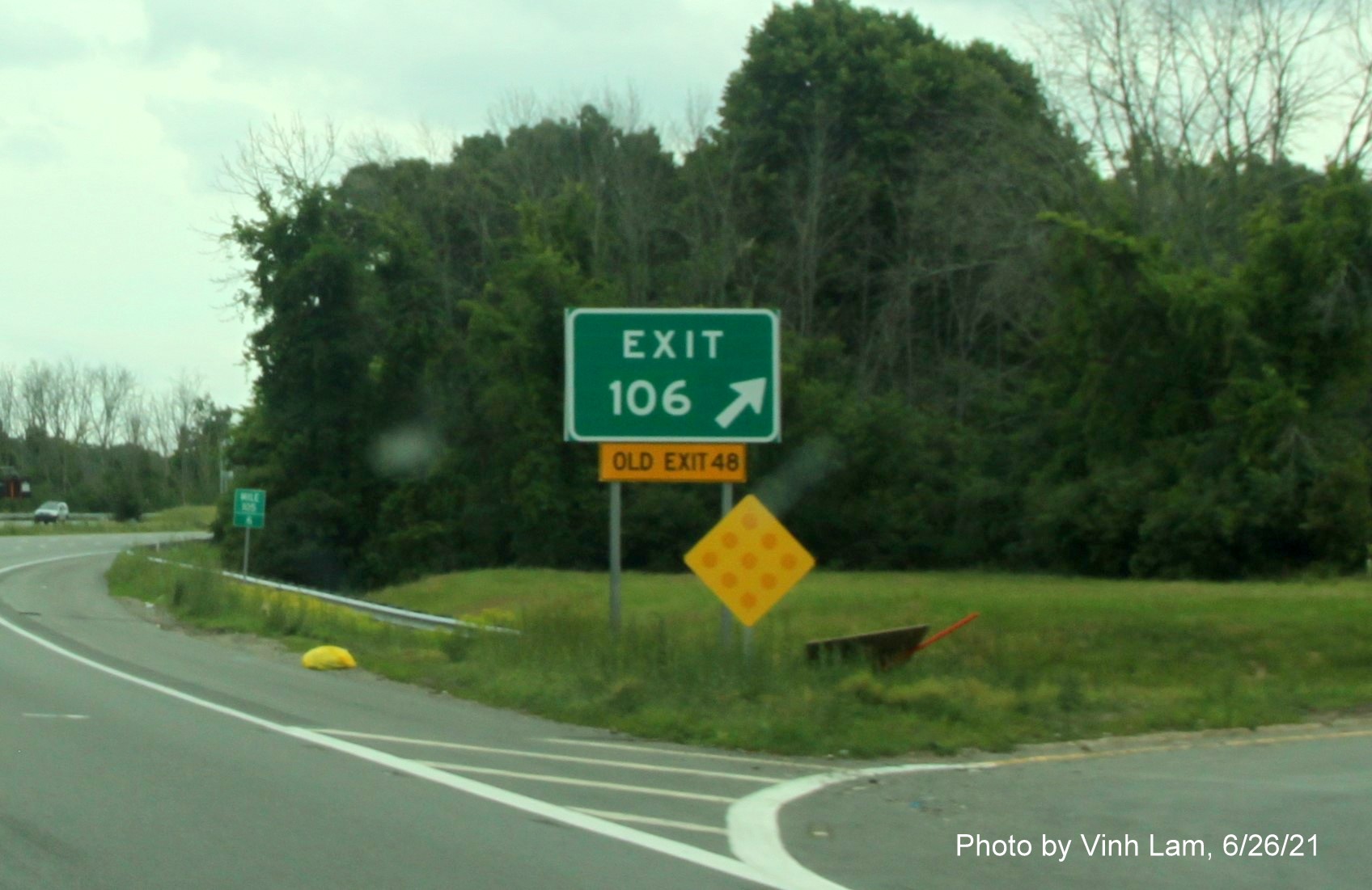 Image of gore sign for MA 125 exit with new milepost based exit number and yellow Old Exit 48 sign below on I-495 South in Lawrence, photo by Vinh Lam, June 2021