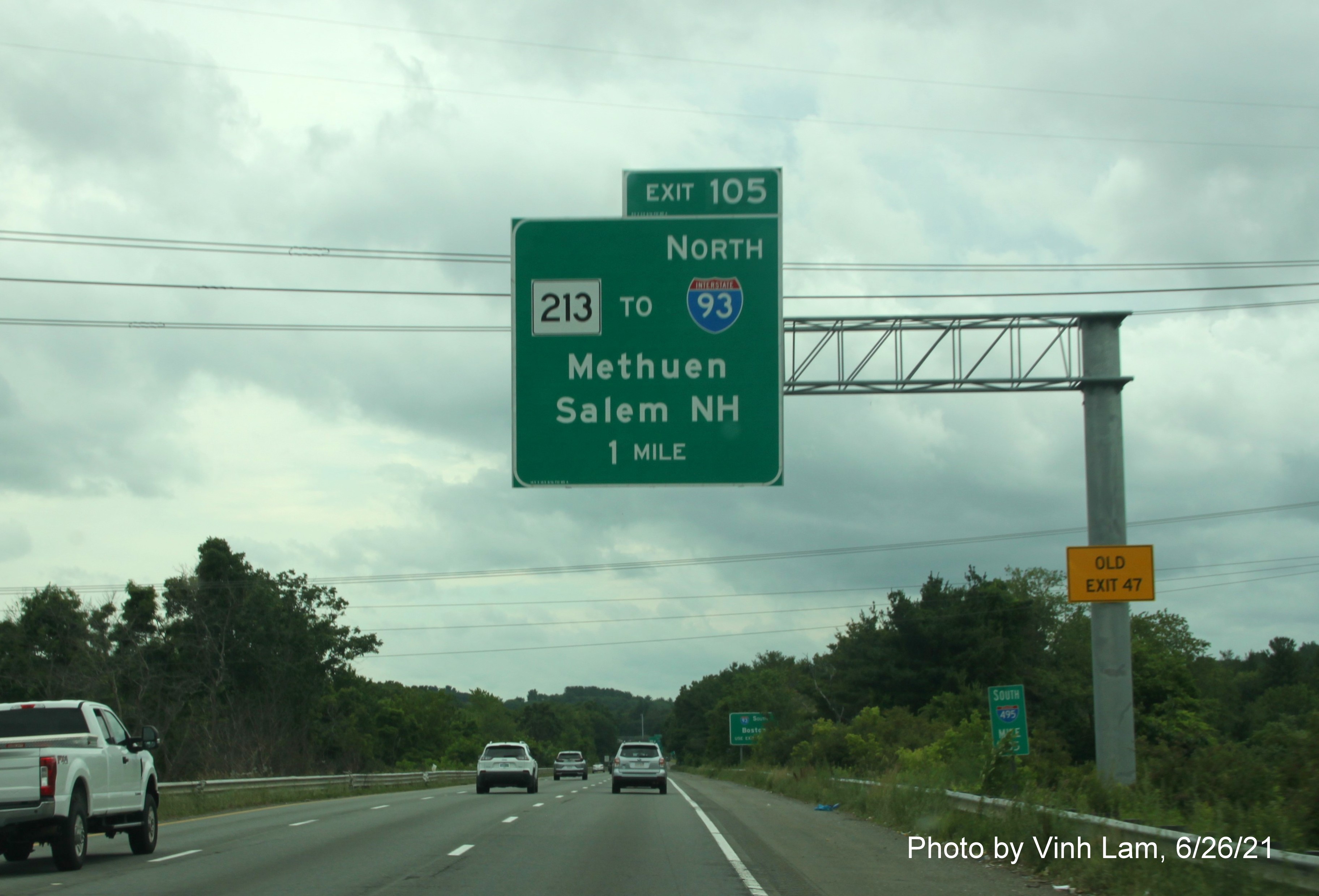 Image of 1 mile advance sign for MA 213 exit with new milepost based exit number and yellow Old Exit 47 advisory sign on support on I-495 South in Lawrence, photo by Vinh Lam, June 2021