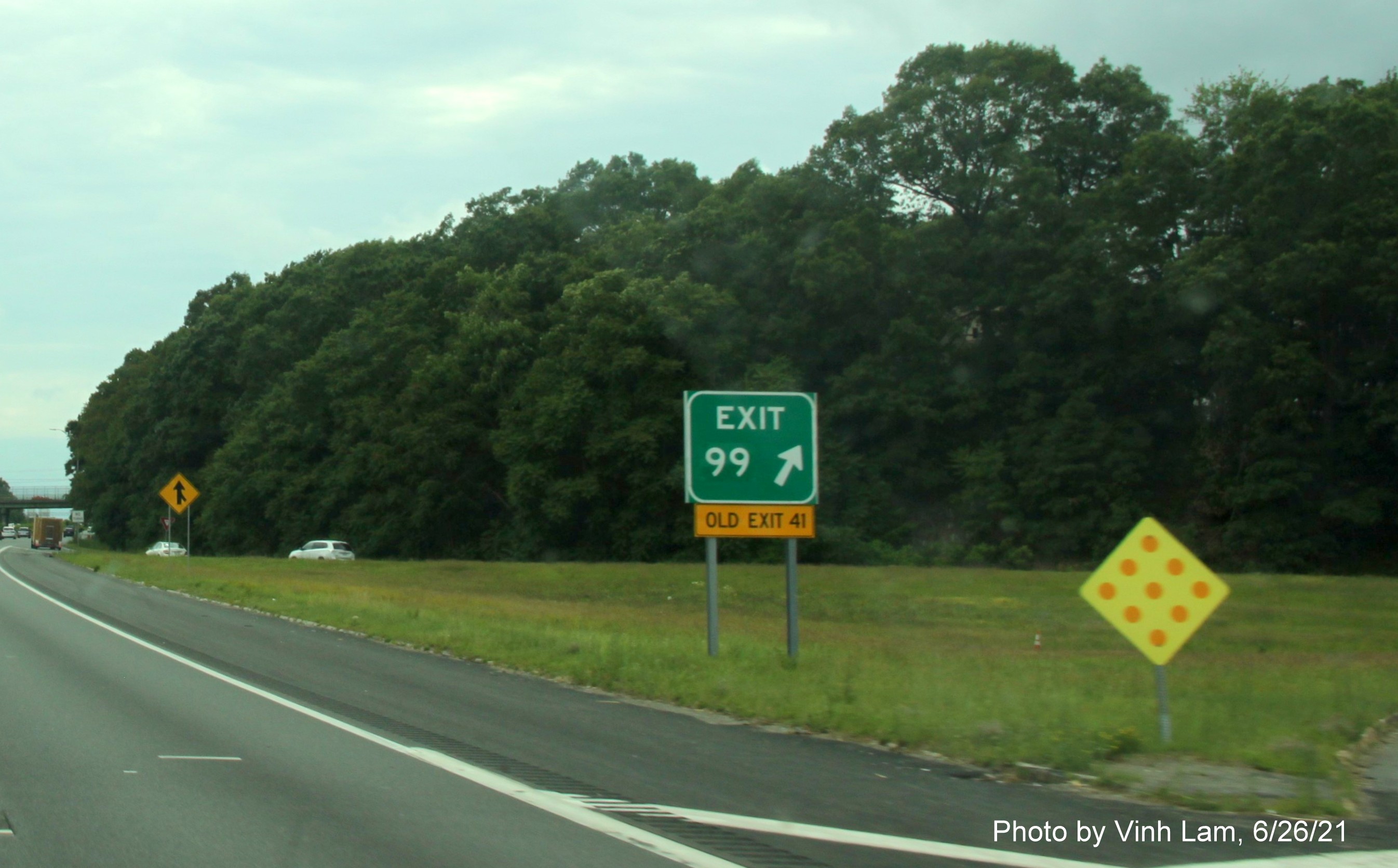 Image of gore sign for MA 28 exit with new milepost based exit number and yellow Old Exit 41 sign attached below on I-495 South in Andover, by Vinh Lam, June 2021