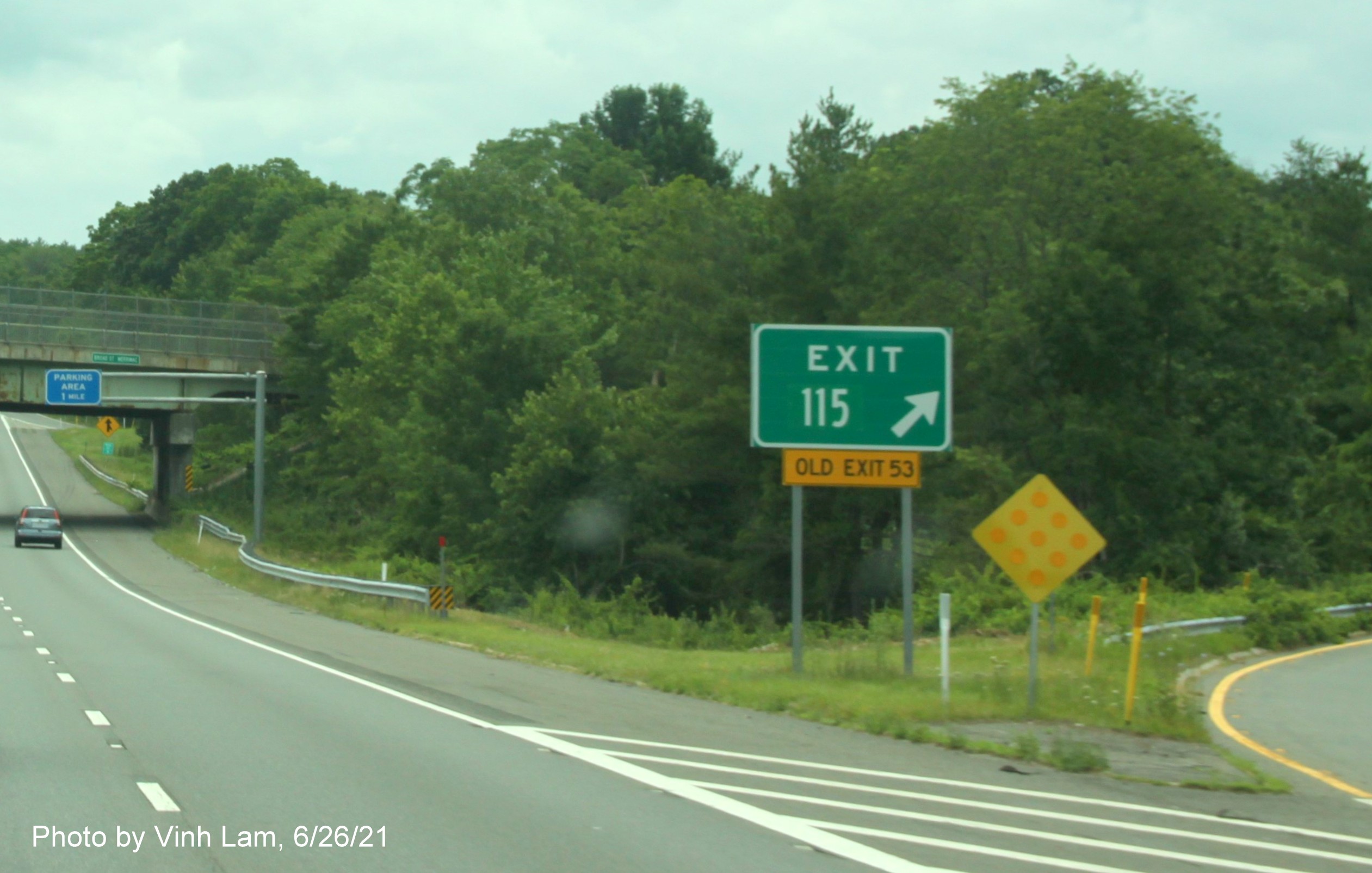 Image of gore sign for Broad Street exit with new milepost based exit number and yellow Old Exit 53 sign attached below on I-495 South in Amesbury, photo by Vinh Lam, June 2021