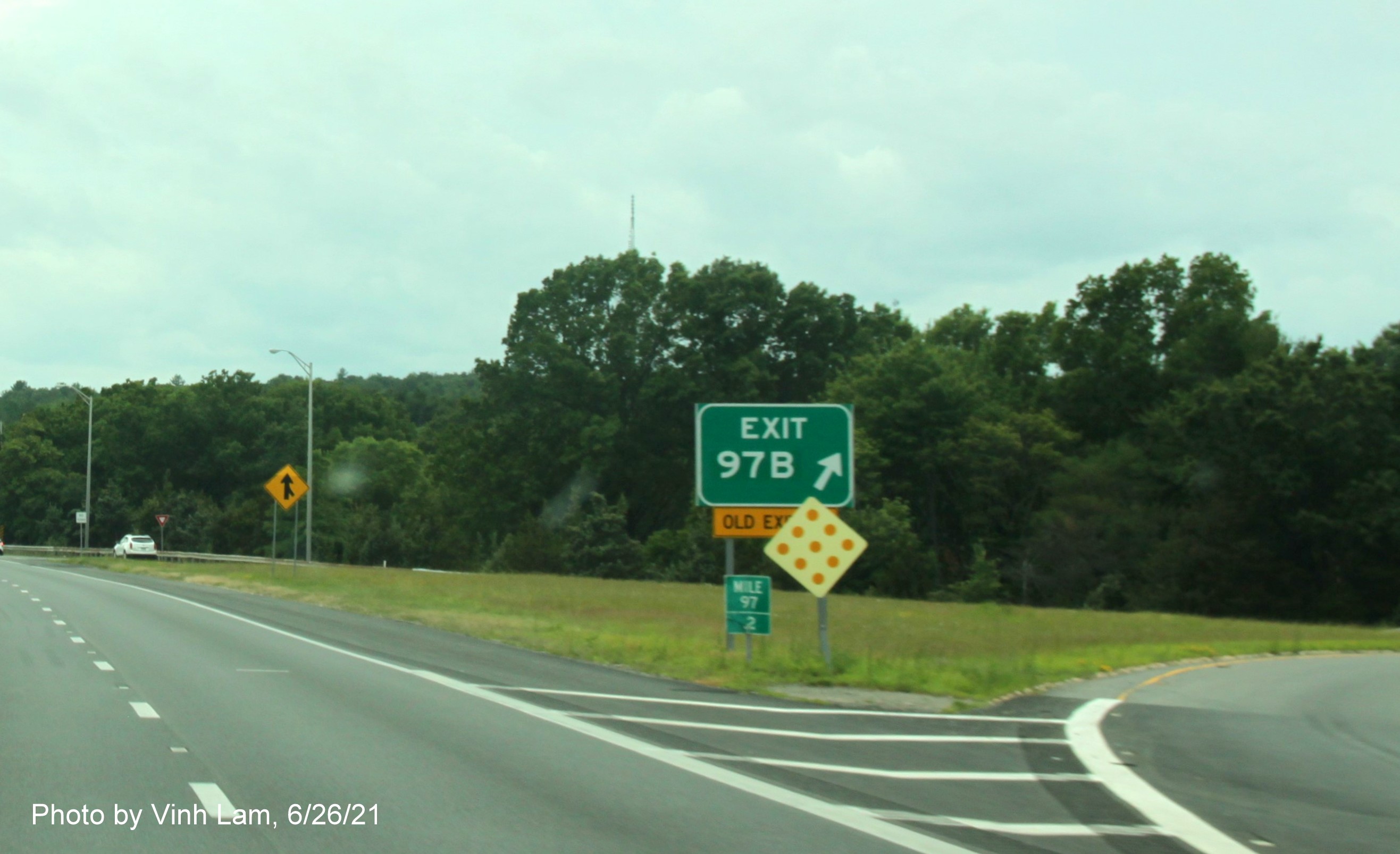 Image of gore sign for I-93 North exit with new milepost based exit number and yellow Old Exit 40B sign attached below on I-495 South in Andover, by Vinh Lam, June 2021