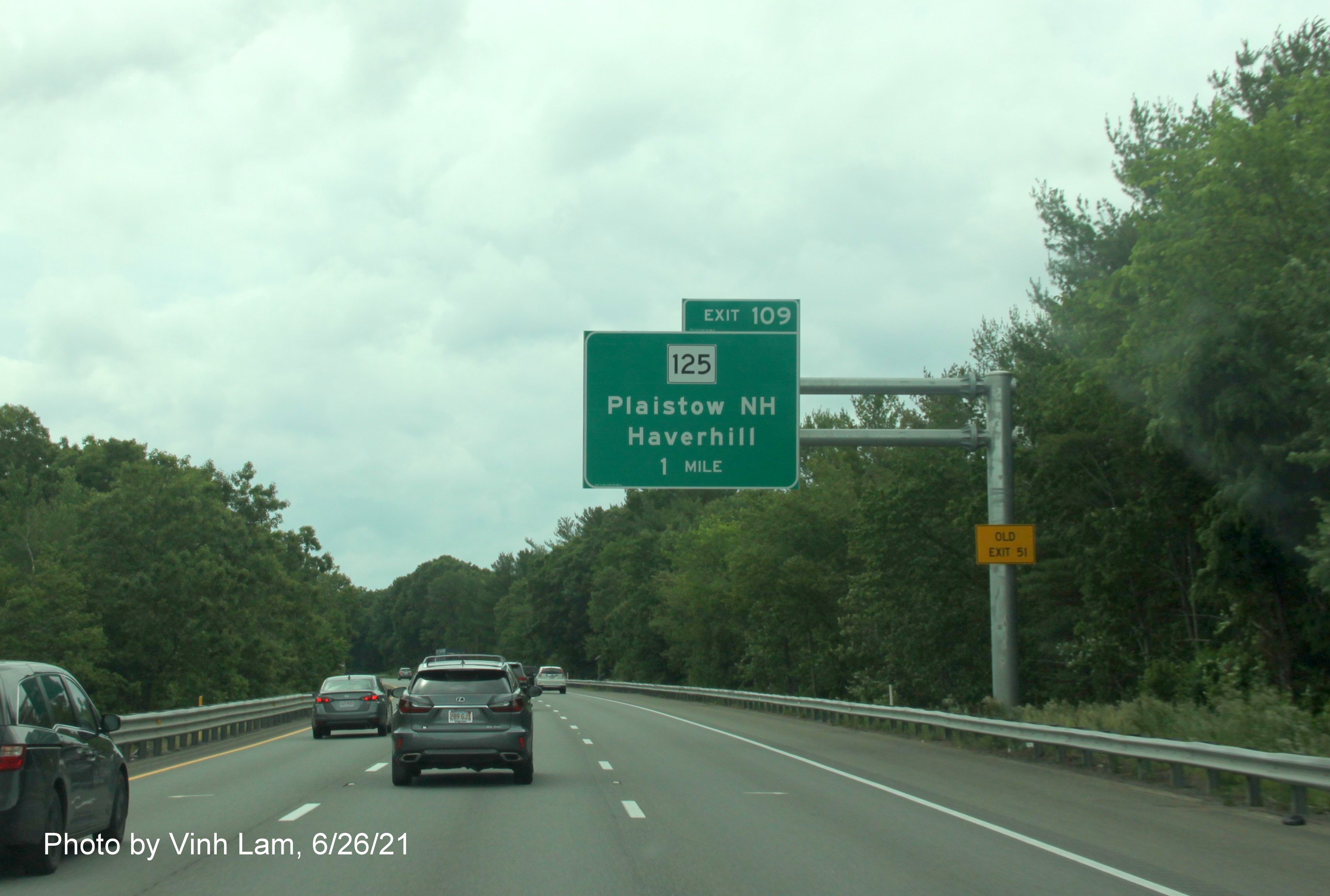 Image of 1 mile advance overhead sign for MA 125 exits with new milepost based exit numbers and yellow Old Exit 51 advisory sign on support on I-495 South in Haverhill, photo by Vinh Lam, June 2021