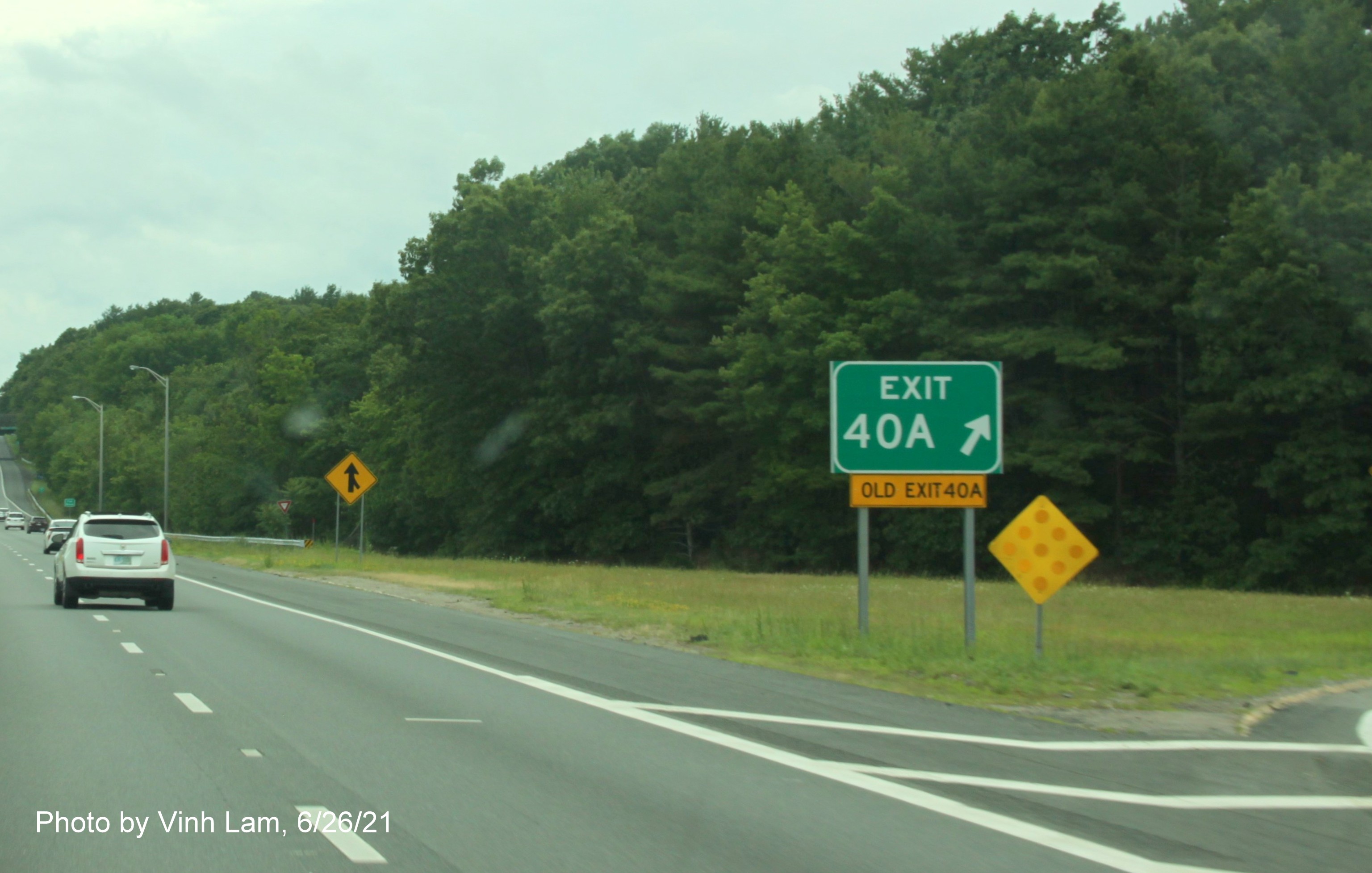 Image of gore sign for I-93 South exit with old sequential exit number and yellow Old Exit 40A sign attached below on I-495 South in Andover, by Vinh Lam, June 2021
