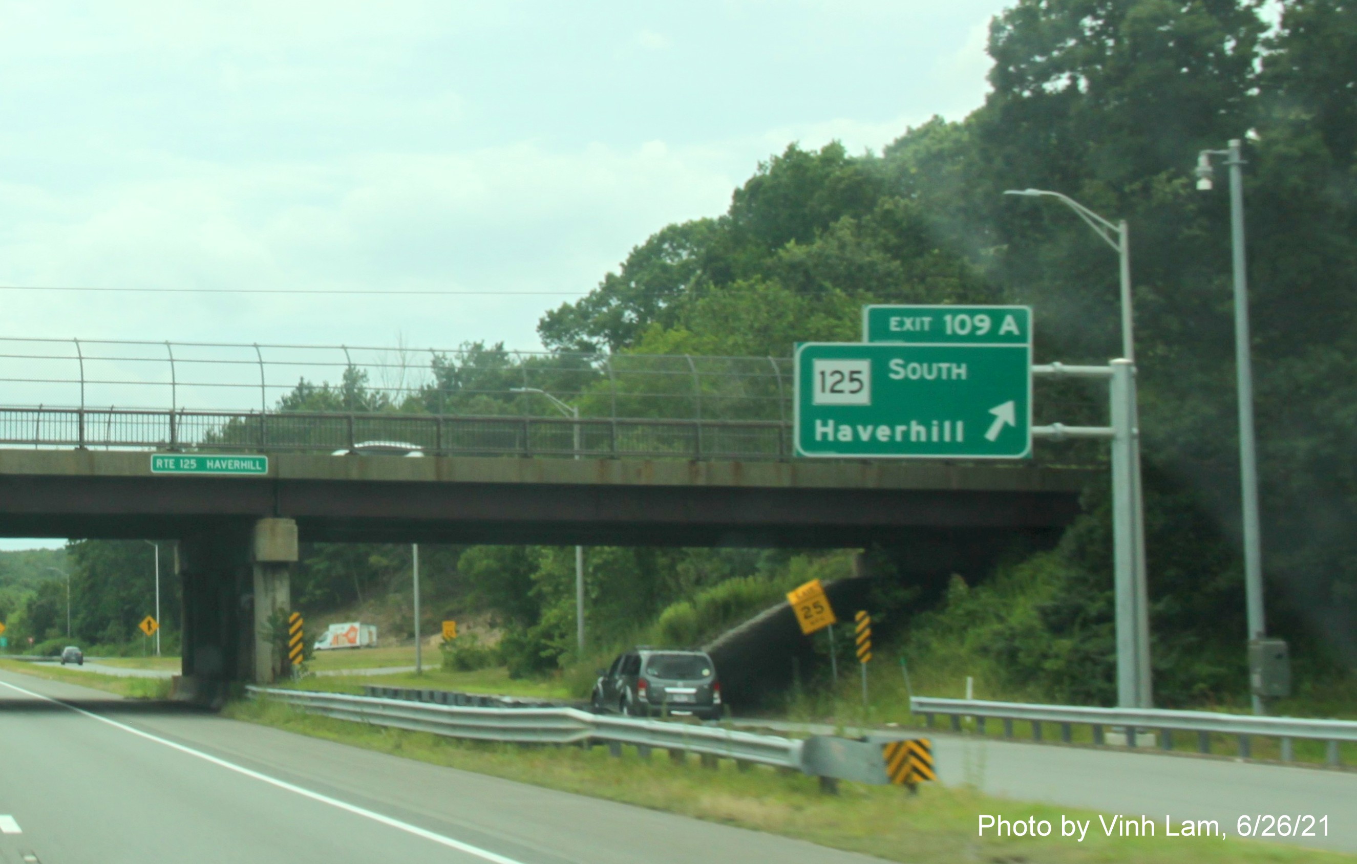 Image of overhead ramp sign on C/D lanes for MA 125 South exit with new milepost based exit number seen from I-495 South in Haverhill, photo by Vinh Lam, June 2021