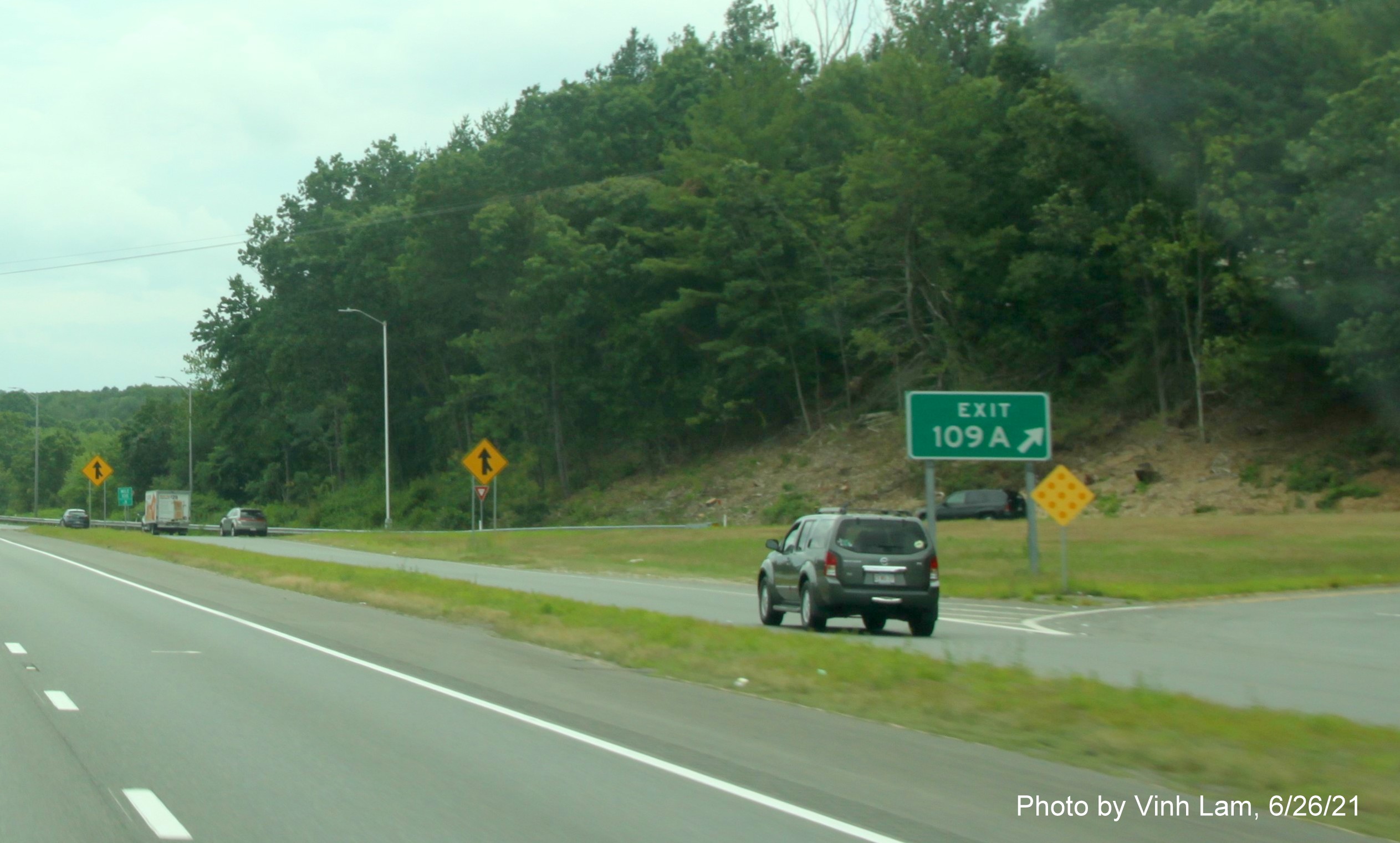 Image of gore sign on C/D lanes for MA 125 South exit with new milepost based exit number and yellow Old Exit 51 sign below on I-495 South in Haverhill, photo by Vinh Lam, June 2021