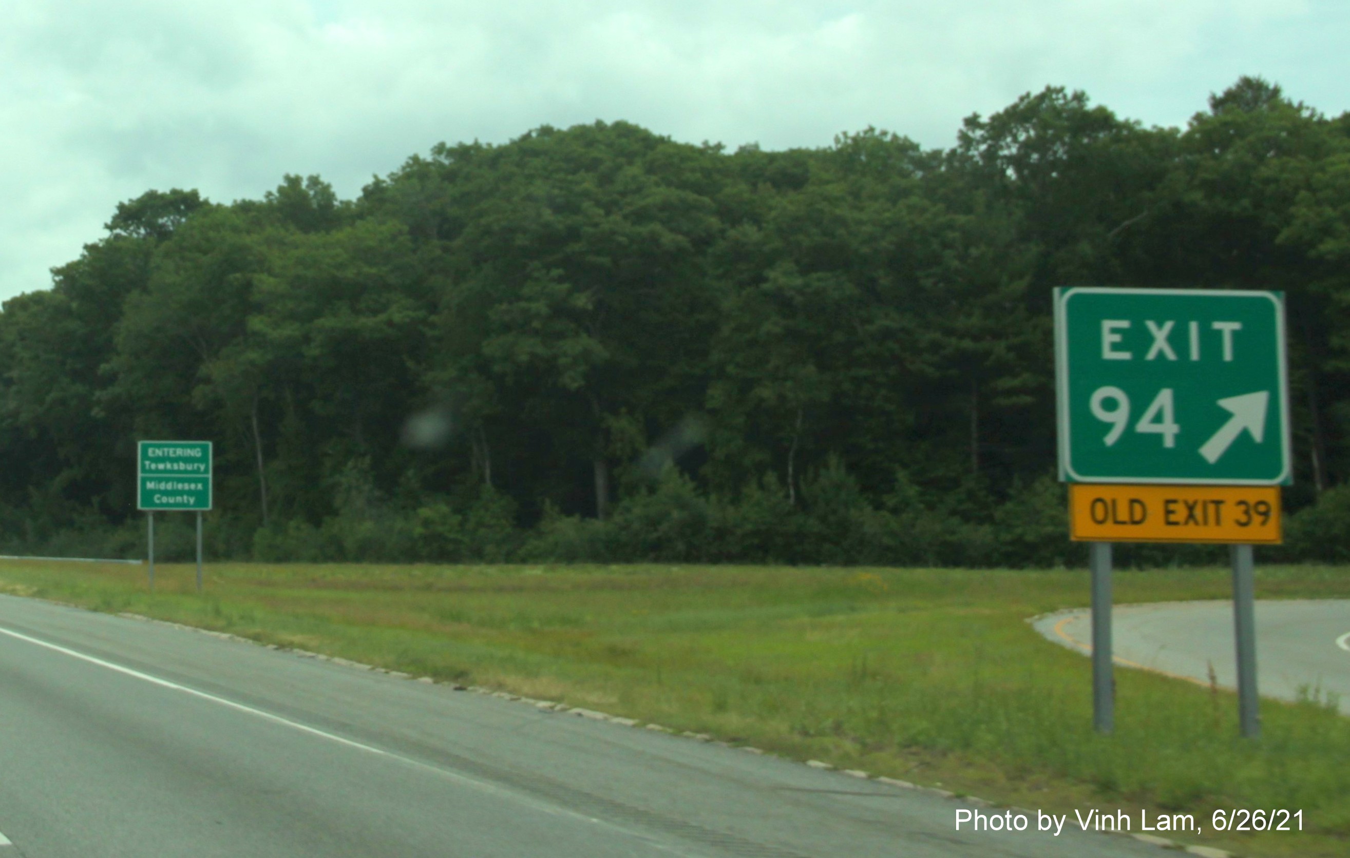 Image of gore sign for MA 133 exit with new milepost based exit number and yellow Old Exit 39 sign attached below on I-495 South in Andover, by Vinh Lam, June 2021