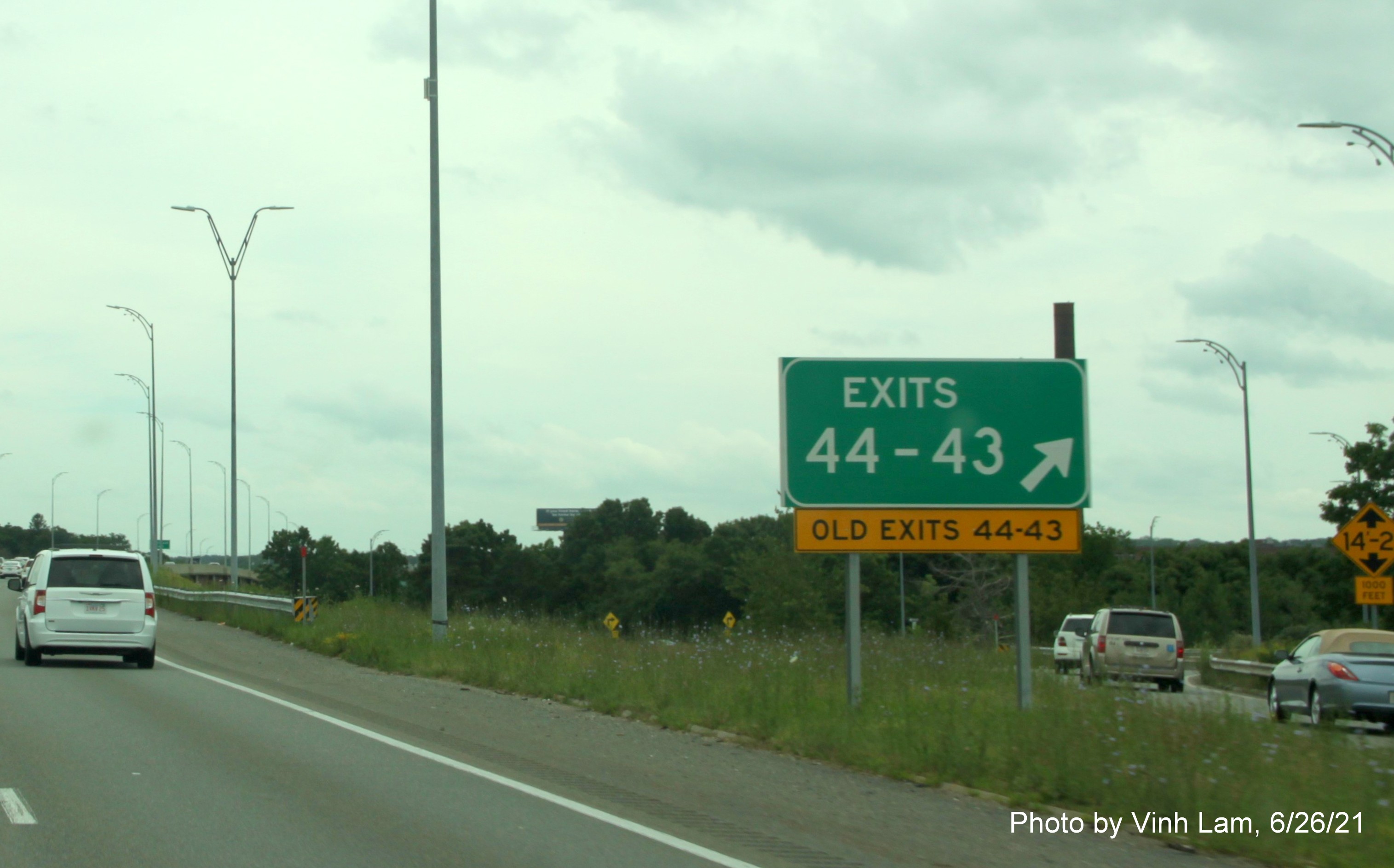 Image of gore sign for Merrimack Street and Mass. Avenue exits with old sequential exit numbers and yellow Old Exits 44-43 sign below on I-495 South in Lawrence, by Vinh Lam, June 2021