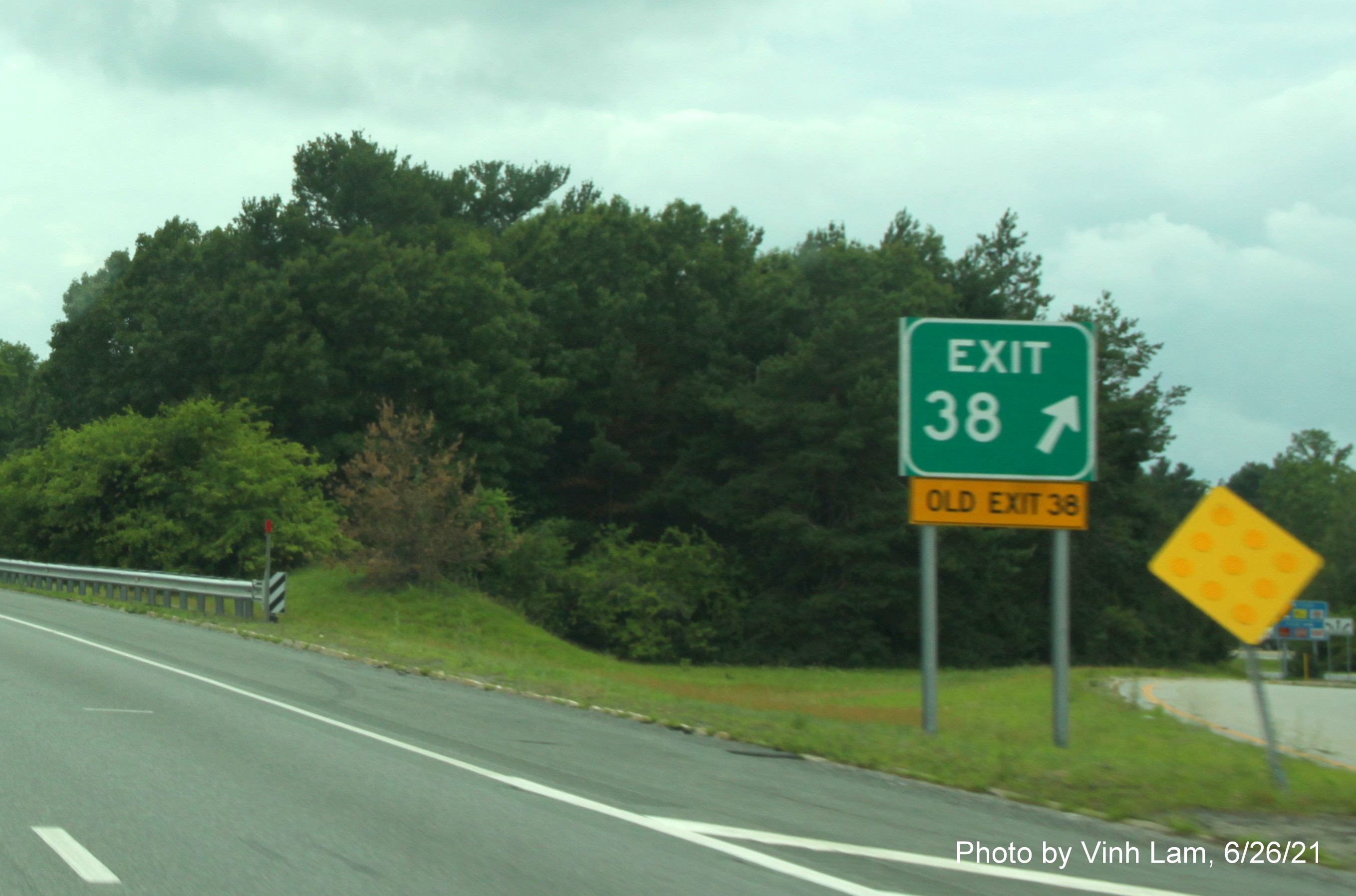 Image of gore sign for MA 38 exit with old sequential exit number, and matching Old Exit 38 sign below, on I-495 South in Tewksbury, by Vinh Lam, June 2021