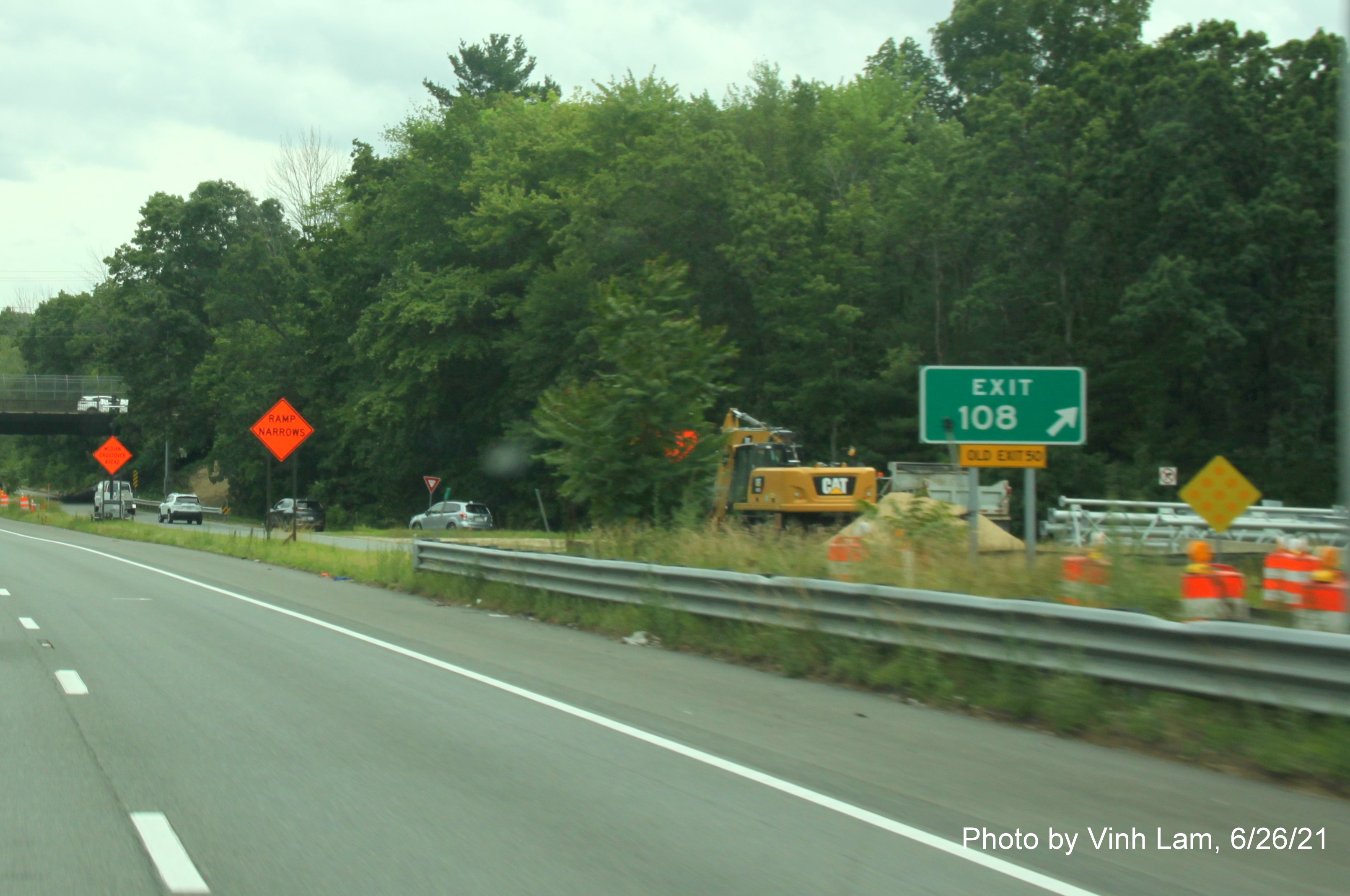 Image of gore sign on C/D lanes for MA 97 exit with new milepost based exit number and yellow Old Exit 50 sign below as seen from I-495 South in Haverhill, photo by Vinh Lam, June 2021