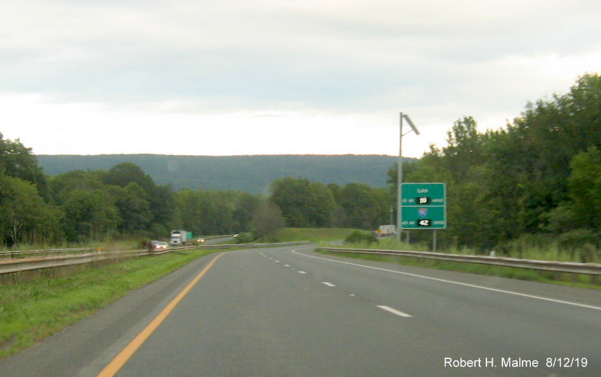 Image of activated real time traffic sign on I-90/Mass Pike East in West Stockbridge