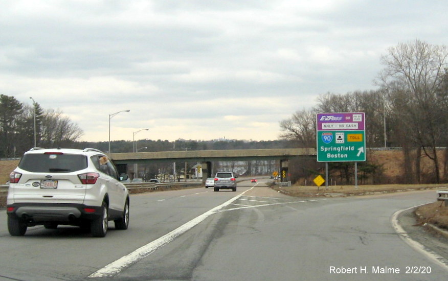 Image of ground mounted ramp signage along MA 9 East for I-90/Mass Pike in Framingham
