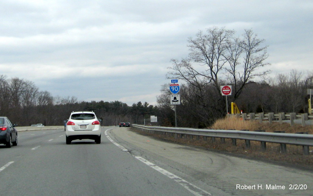 Image of recently placed East I-90/Mass Pike reassurance marker following the MA 9 Framingham exit, now with directional banner