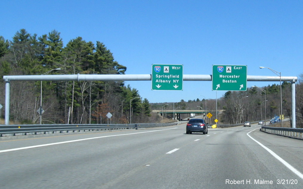 Image of newly placed overhead sign gantry at split of ramps to I-90/Mass Pike at the end of I-84 East in Sturbridge